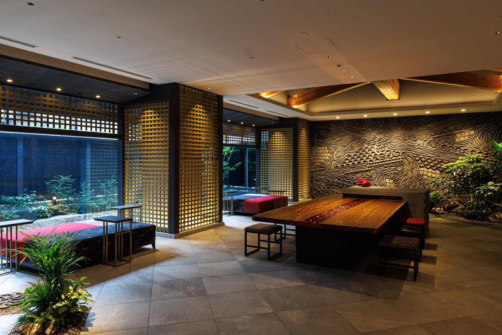 THE BLOSSOM KYOTO 1 樓交誼空間「あいのまちの蔵」與瓦片牆