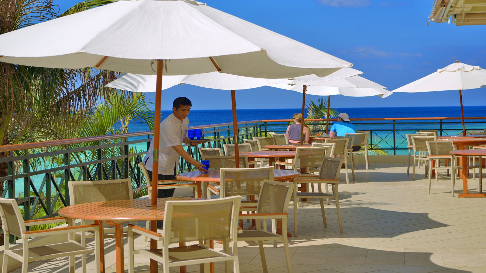 布賽納海濱度假村 The Busena Terrace 白色遮陽傘下的面海露台座位