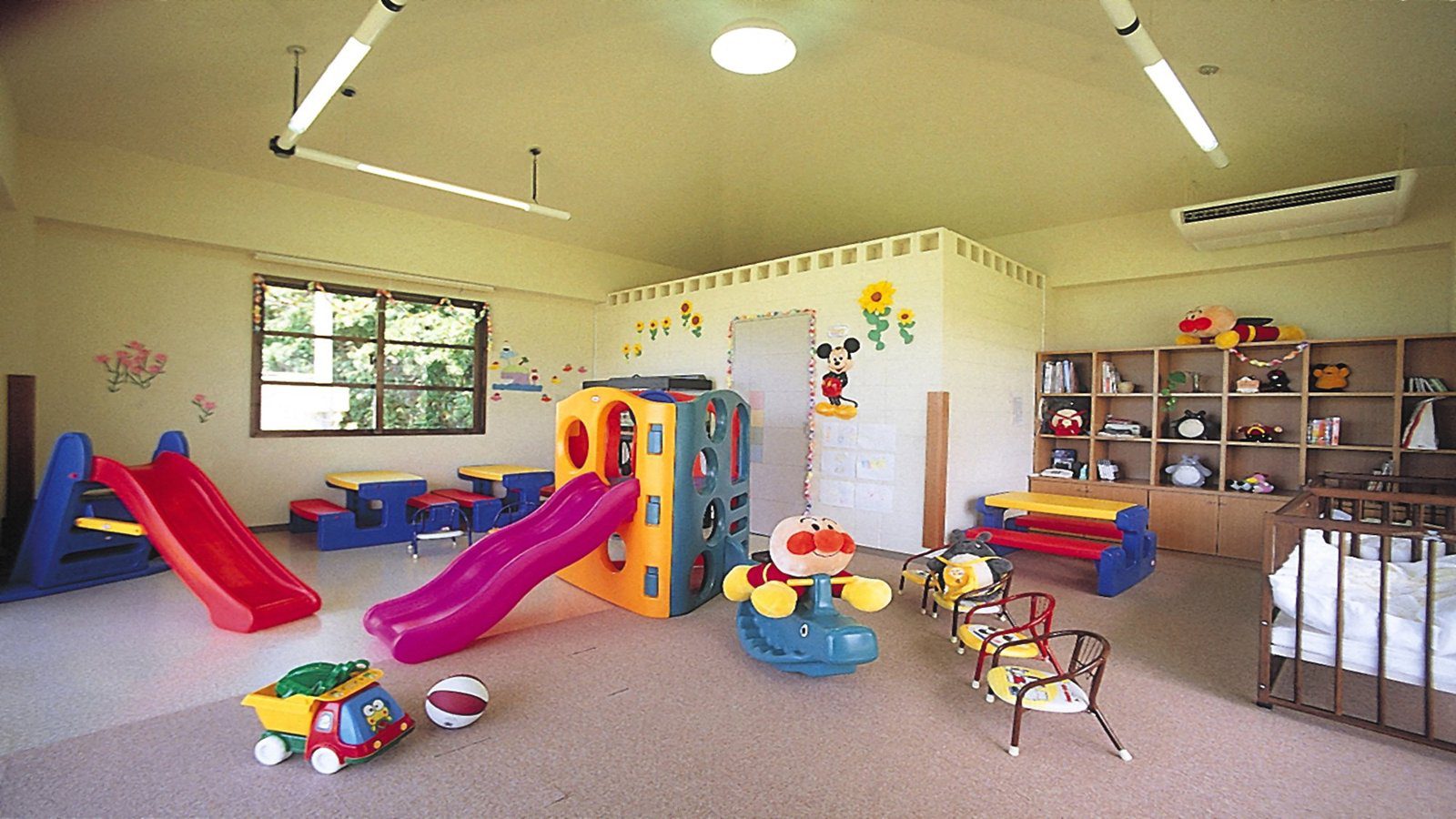 布賽納海濱度假村 The Busena Terrace 有滑梯與玩具的 Kids Club 遊戲室