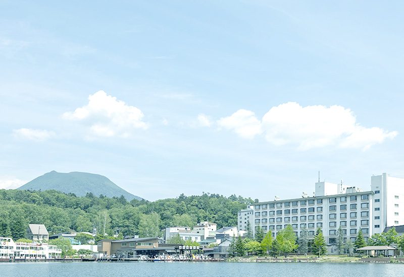 THE FOREST 阿寒 鶴雅度假村 從湖上看的飯店外觀