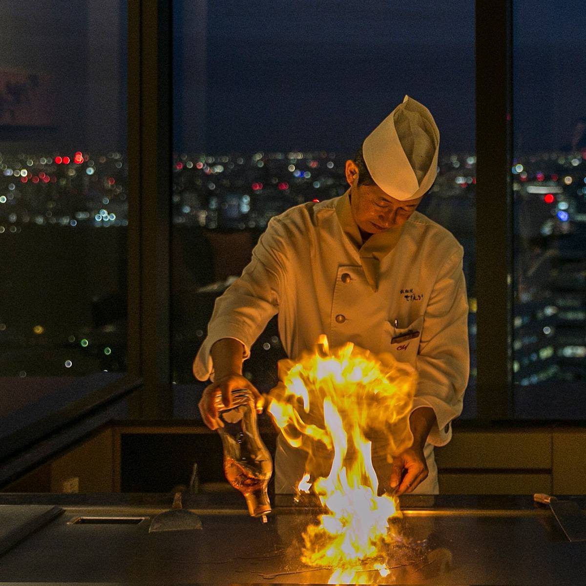 東京大倉酒店 41 樓 Sazanka 鐵板燒師傅現場料理，窗外是東京夜景