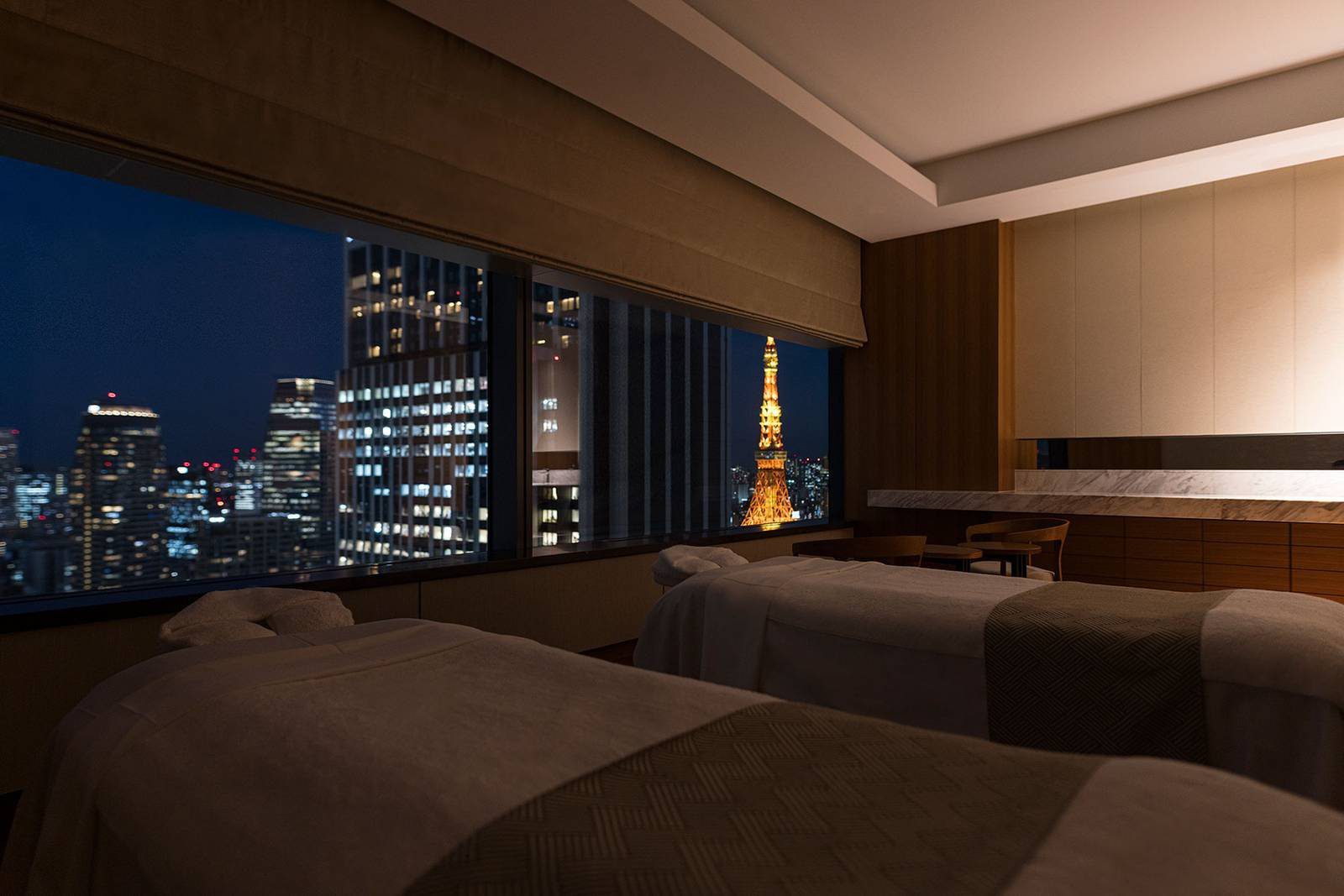 東京大倉酒店 Okura Spa 療程室與窗外的東京鐵塔夜景