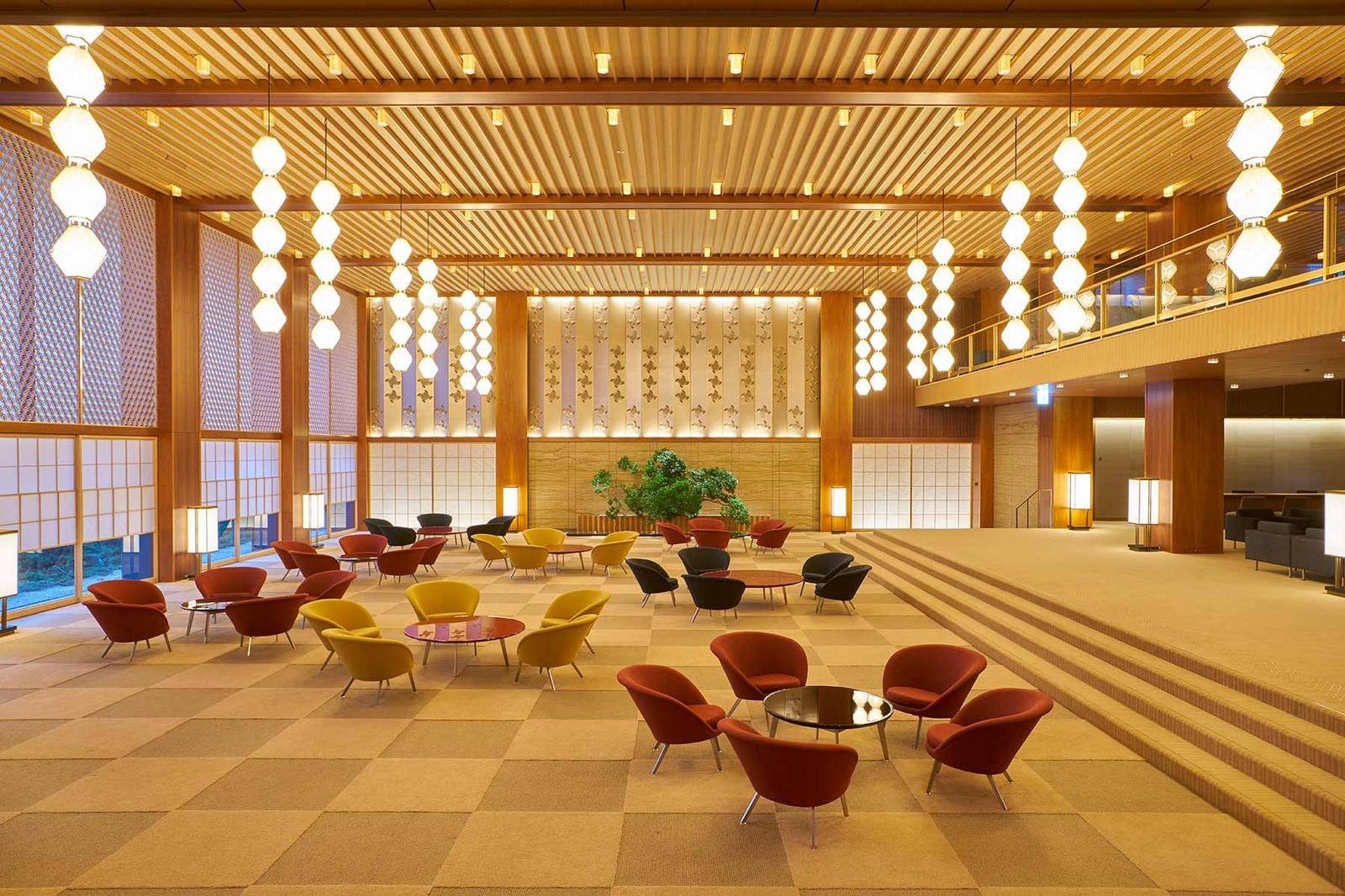 東京大倉酒店 Prestige Tower 大廳垂掛的燈籠與低矮座椅