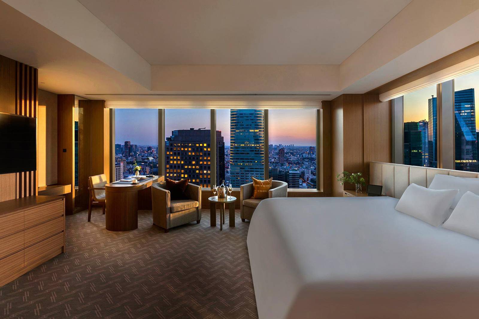 東京大倉酒店 Prestige Room 與黃昏的城市景觀