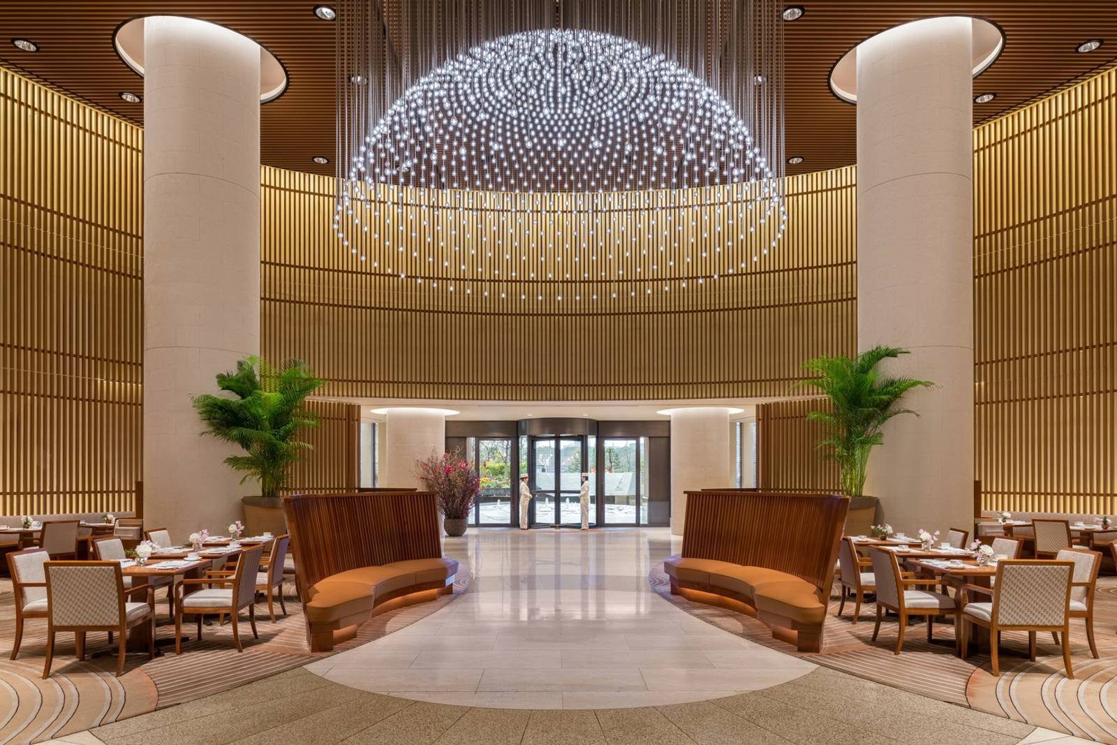 東京半島酒店 The Lobby 挑高大廳與圓形吊燈