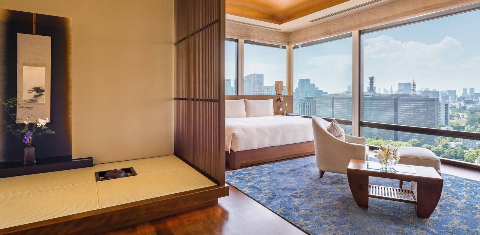 東京半島酒店 The Peninsula Suite 的茶室與臥室