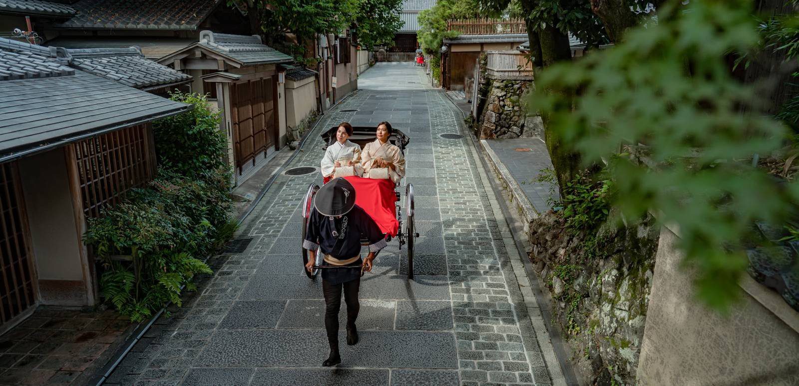 京都祇園 The Shinmonzen 祇園石板巷中行進的人力車