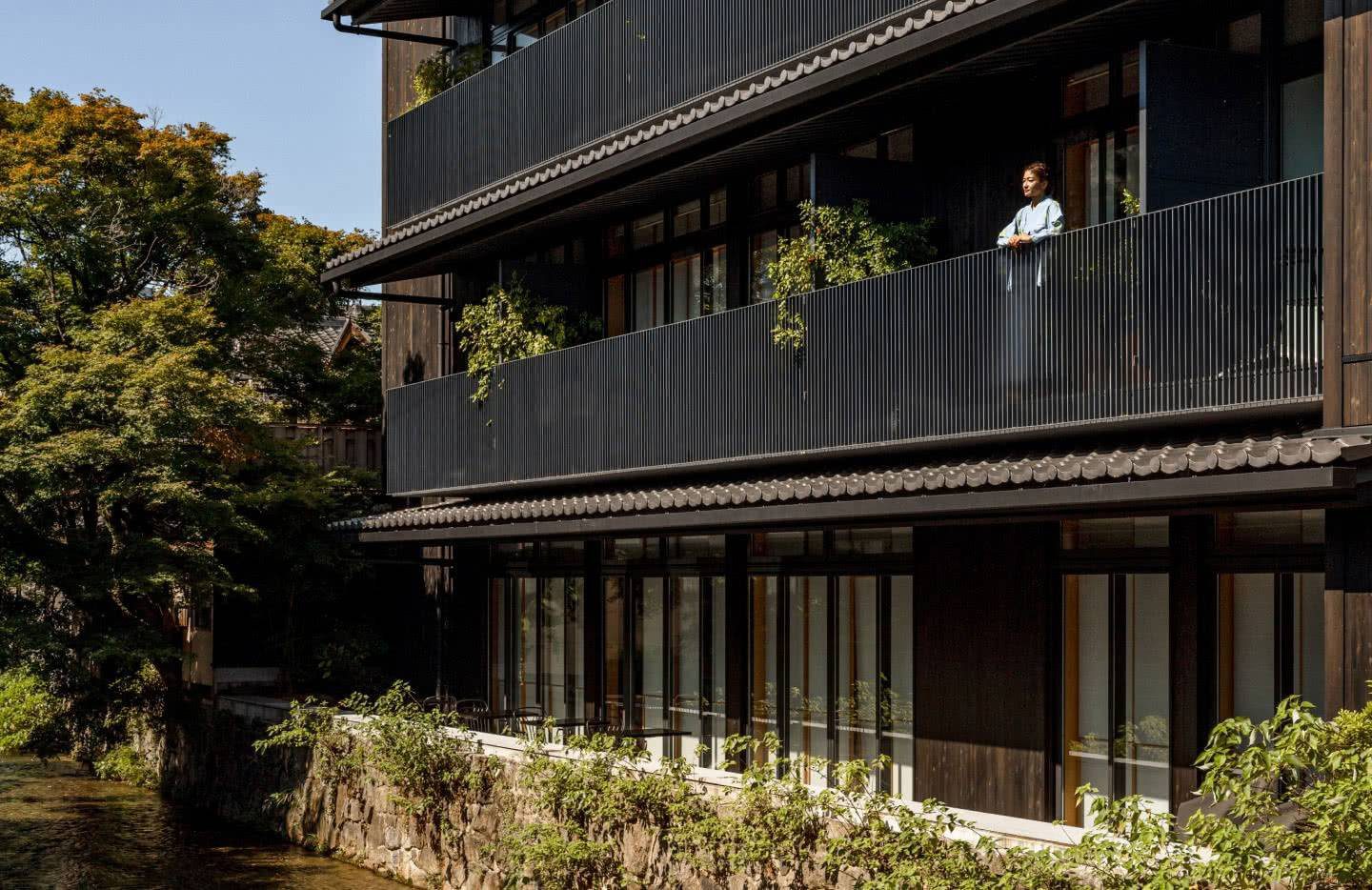 京都祇園 The Shinmonzen 白川畔的建築立面與陽台植栽