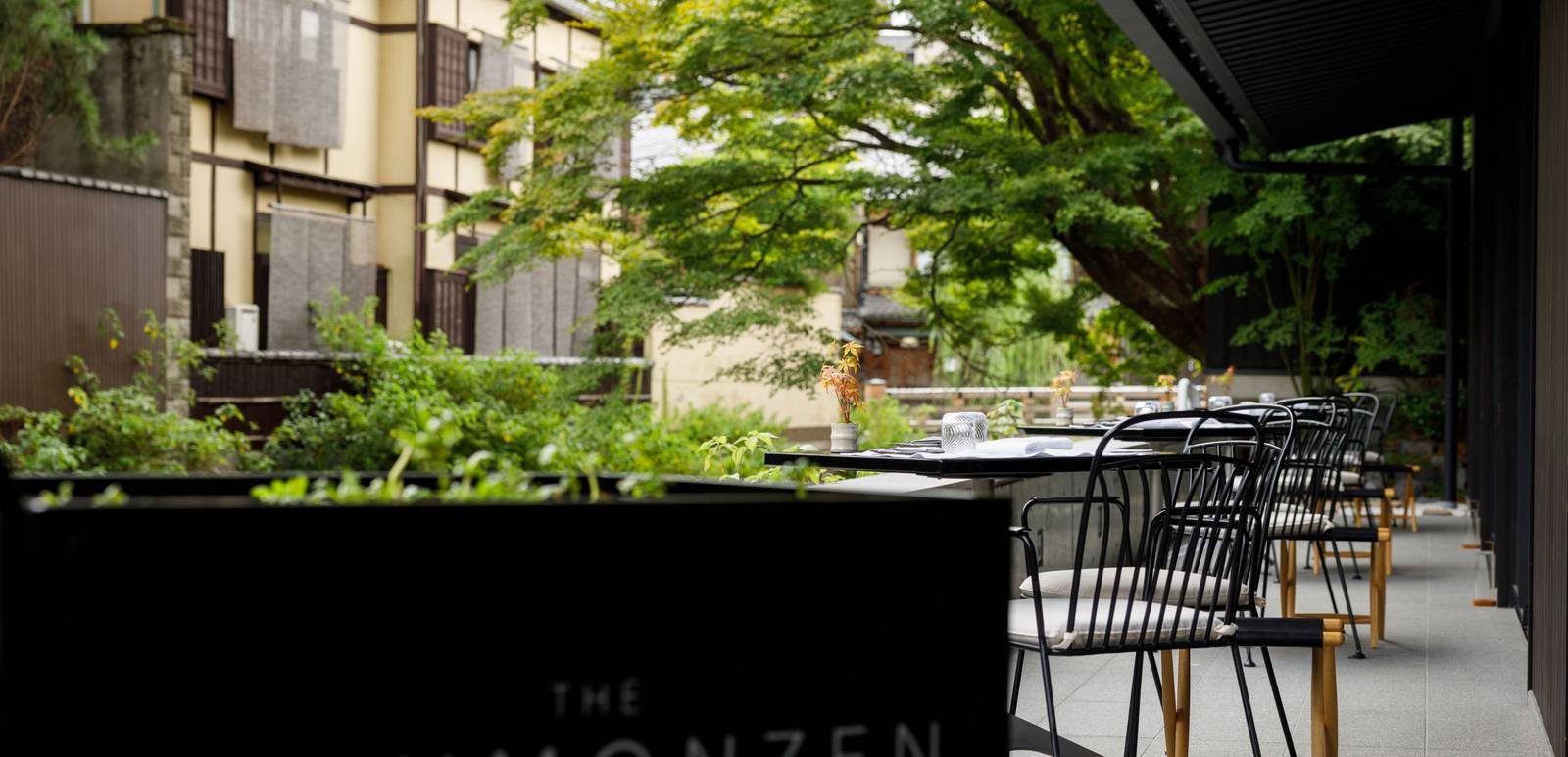 京都祇園 The Shinmonzen 白川畔 Riverside Terrace 的座位與綠蔭