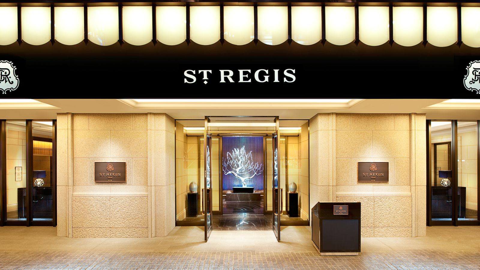 大阪瑞吉酒店 一樓入口的 ST REGIS 招牌與大門