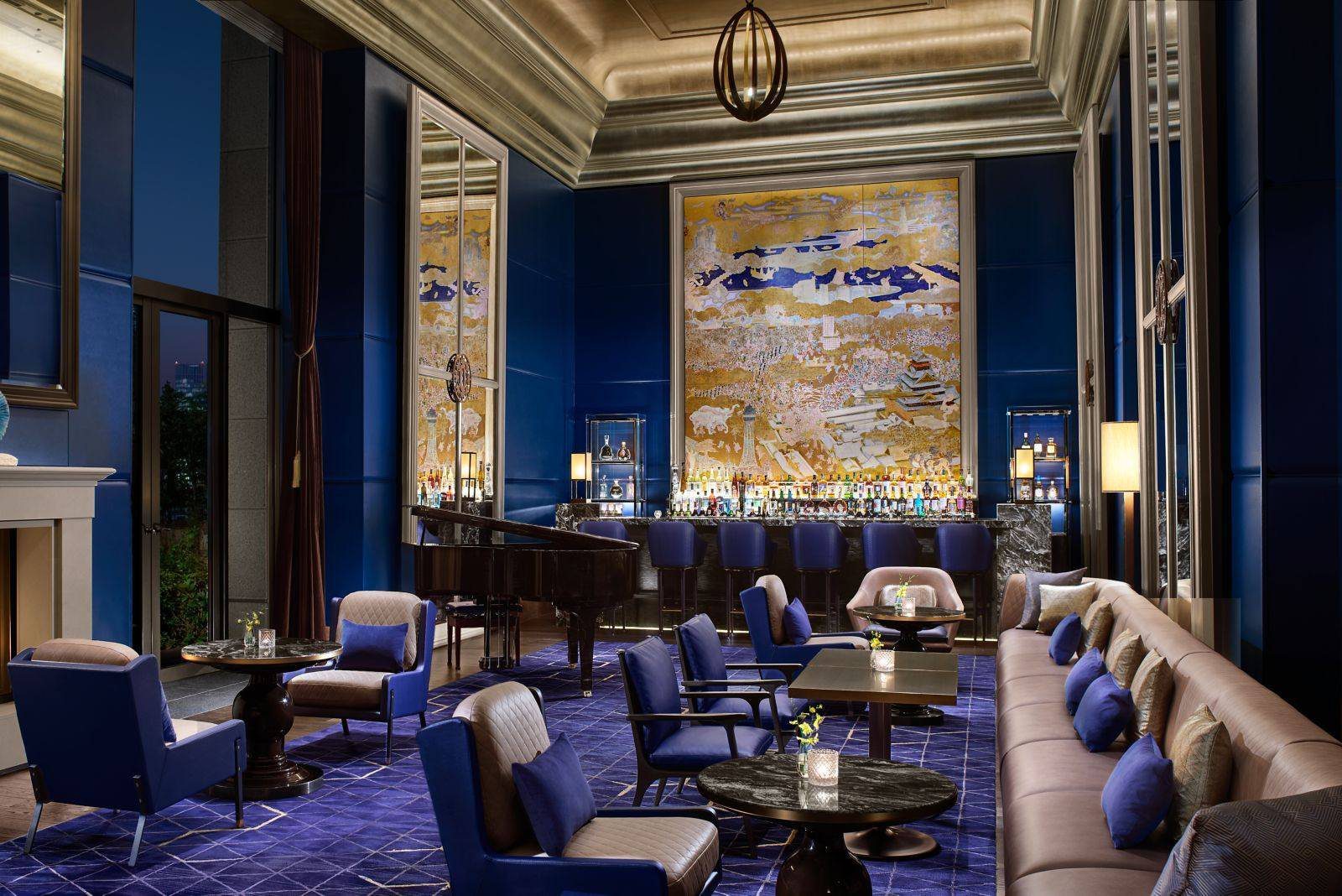 大阪瑞吉酒店 St. Regis Bar 的深藍色座位與壁畫