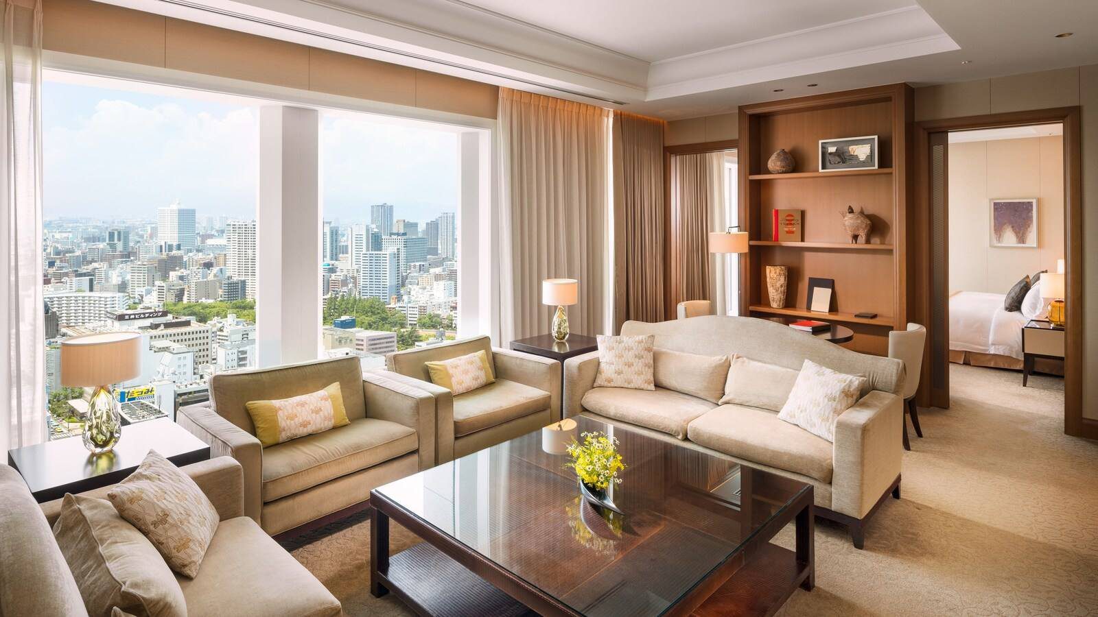 大阪瑞吉酒店 Grand Astor 套房的客廳與窗外市景