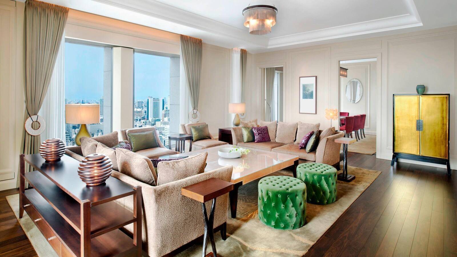 大阪瑞吉酒店 松主題 Royal Suite 的起居室與金色櫃子