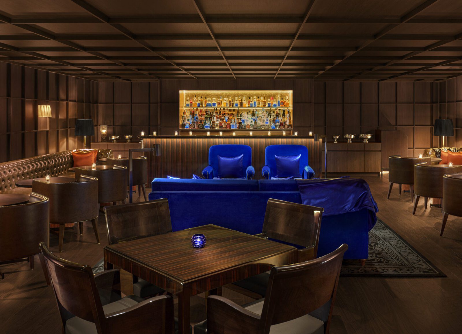 東京銀座艾迪遜酒店 Punch Room 藍色絲絨座位