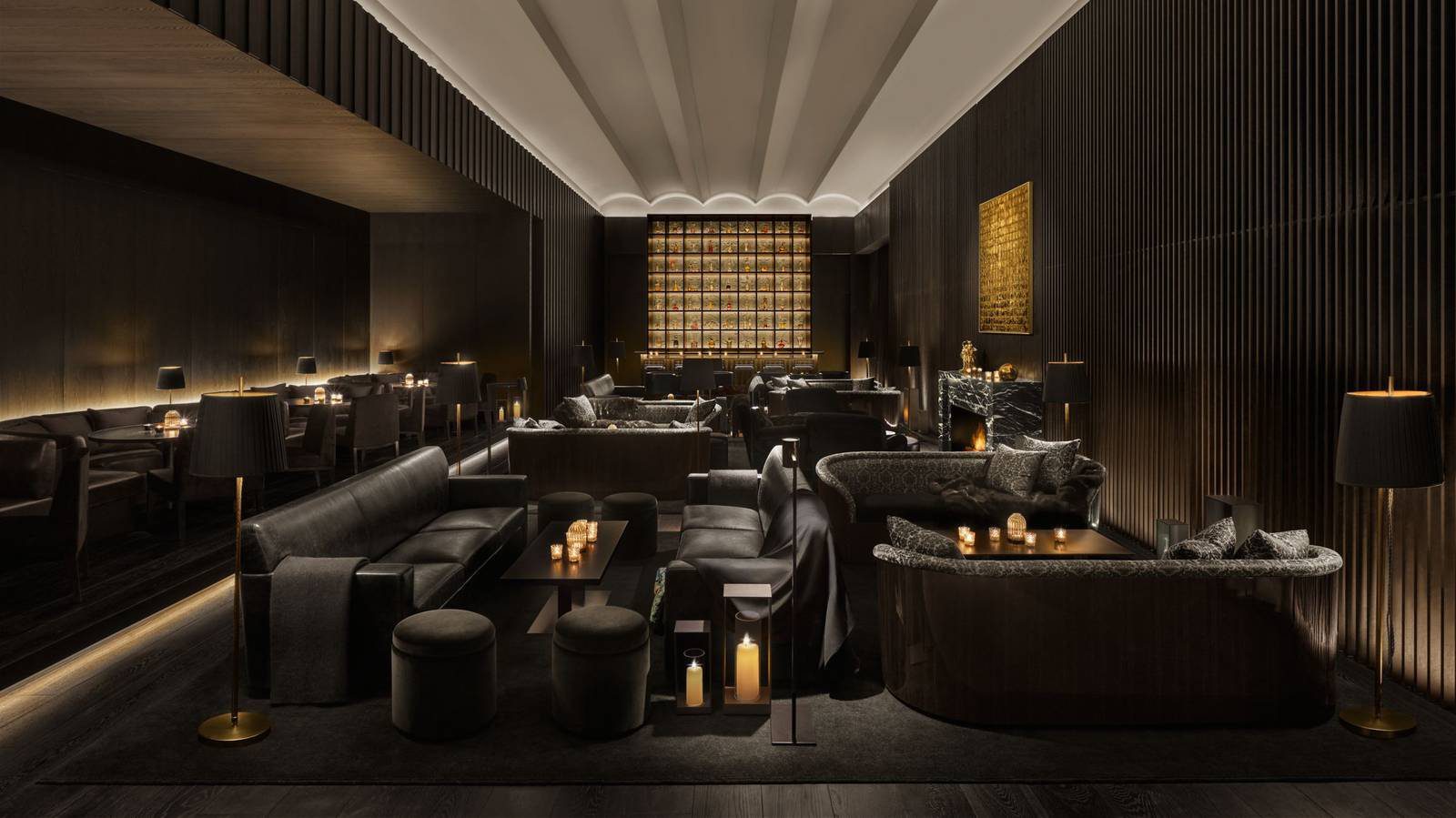 東京虎之門艾迪遜酒店 Gold Bar at EDITION 的沙發座位
