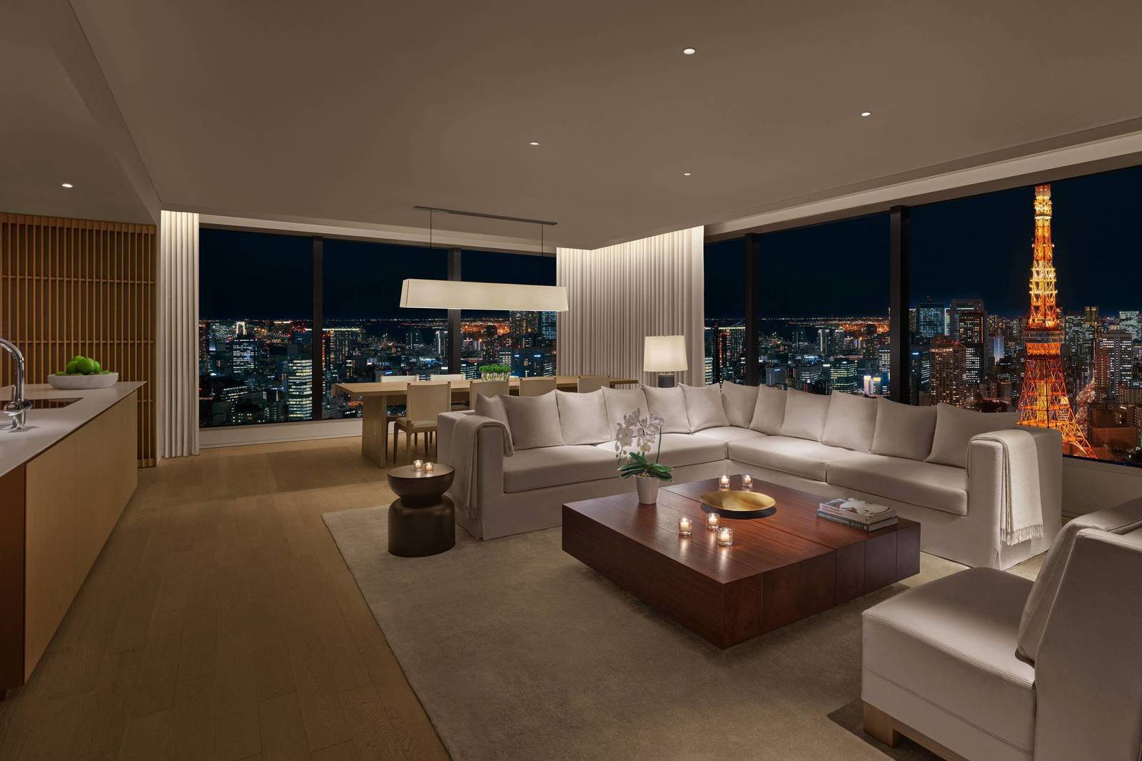 東京虎之門艾迪遜酒店 EDITION Penthouse 起居區與東京鐵塔夜景