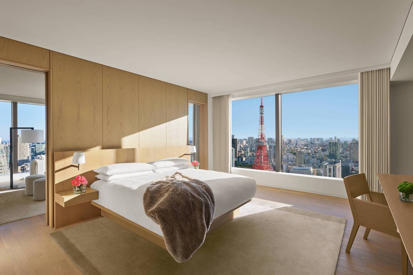 東京虎之門艾迪遜酒店 Tower Suite 臥室窗外的東京鐵塔