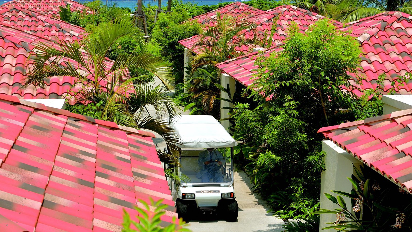 The Uza 露台海灘俱樂部別墅 紅瓦屋頂之間的 villa 通道與電動車