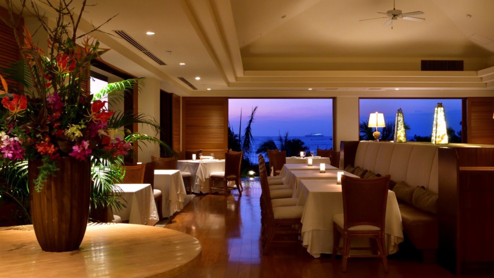 The Uza 露台海灘俱樂部別墅 Fine Dining 餐廳與窗外暮色