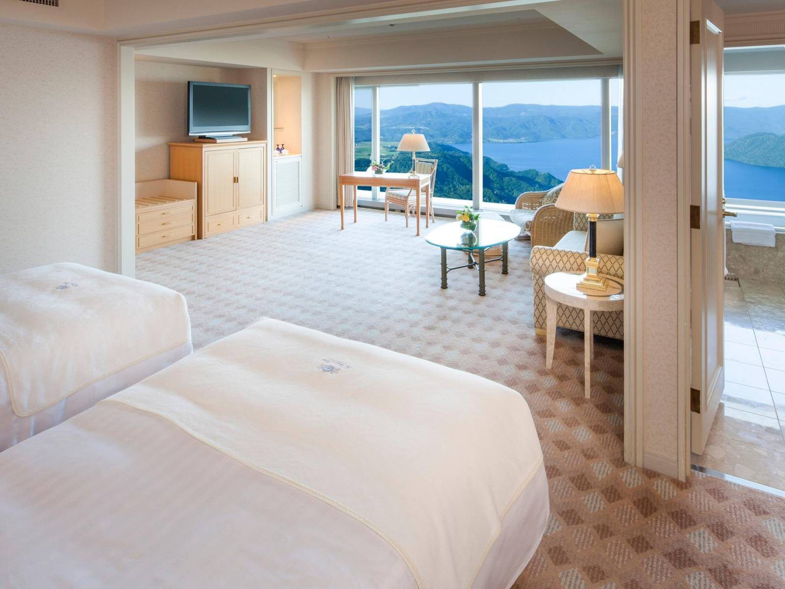 洞爺溫莎酒店 Junior Suite 的雙床、起居區與湖景