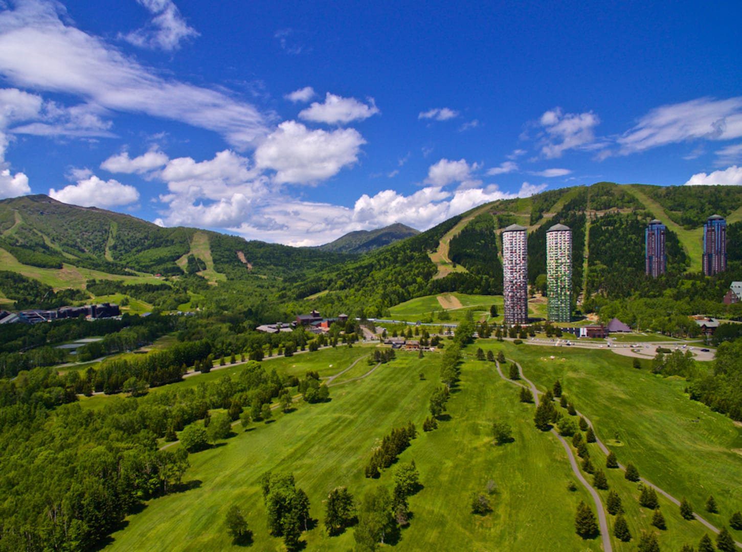 星野集團 Tomamu The Tower 夏季 Tomamu 度假區空拍:高塔、森林與雪場坡道