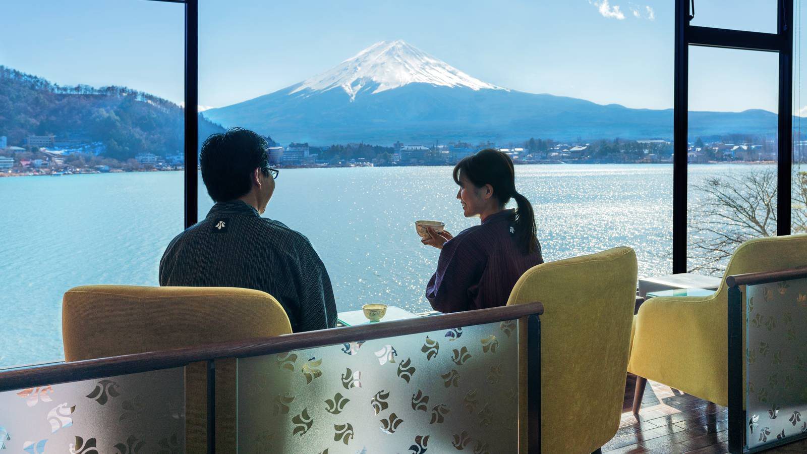 湖之飯店 うぶや 面向河口湖與富士山的交誼廳