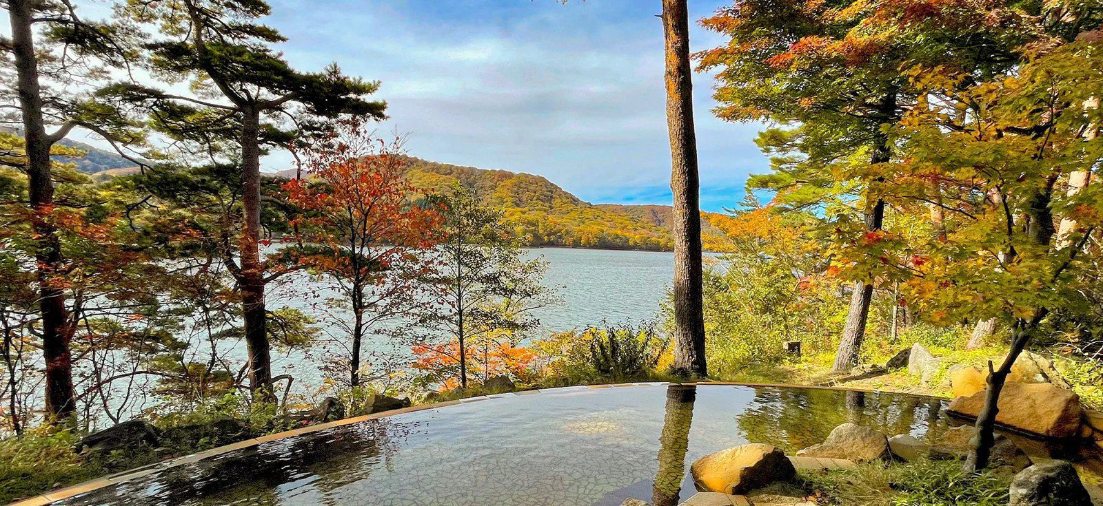 裏磐梯湖畔渡假村 源泉放流「貓魔溫泉」，珍貴紅褐色黃金天然露天風呂