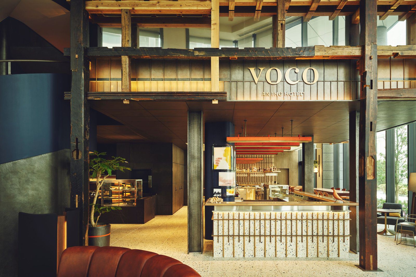 大阪中央 voco 酒店 古材木構架下的挑高大廳
