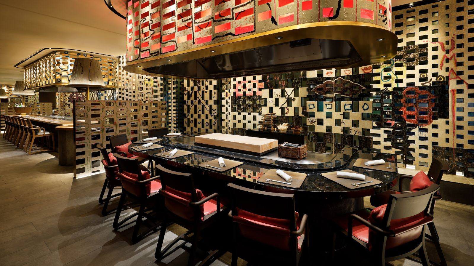 大阪 W 酒店 Teppanyaki MYDO 的鐵板吧台與座位