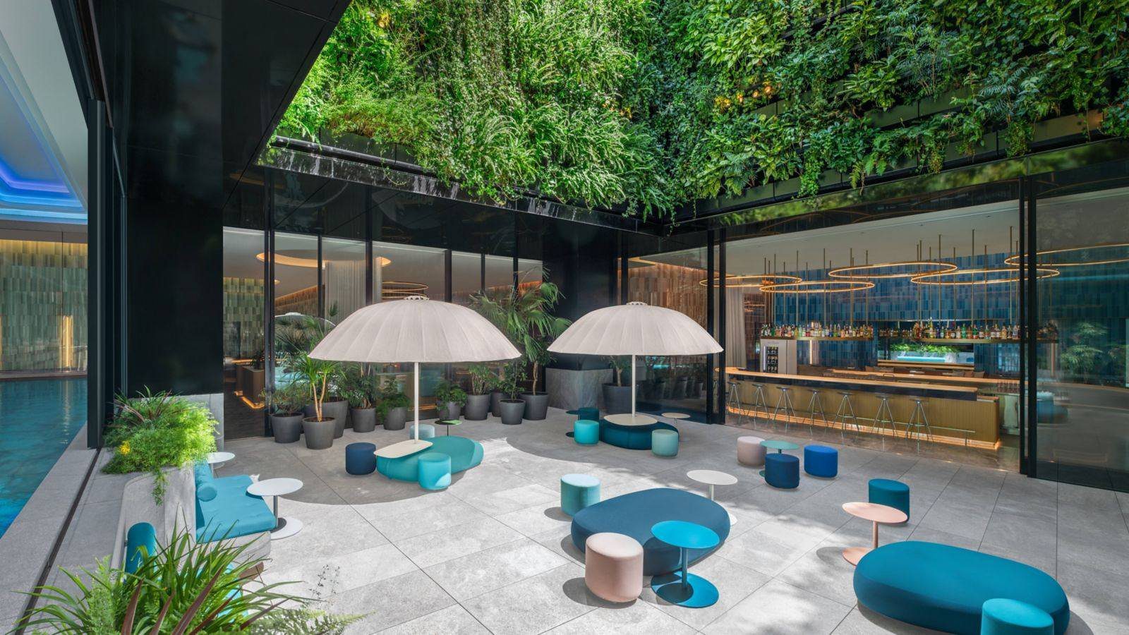 大阪 W 酒店 WET DECK 露台的陽傘、座椅與植生牆