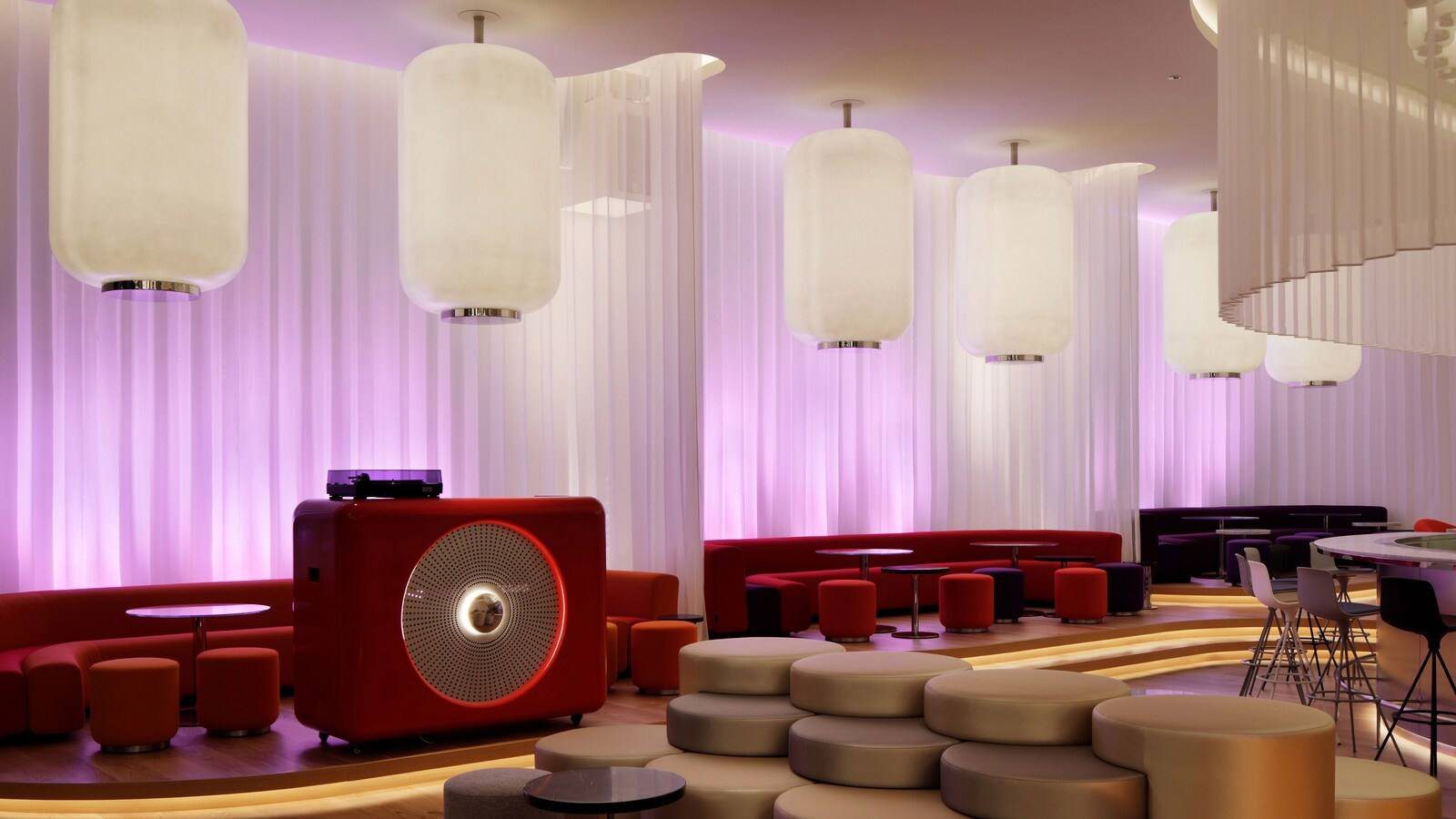 大阪 W 酒店 LIVING ROOM 的紅色座椅、燈籠吊燈與紅色音響