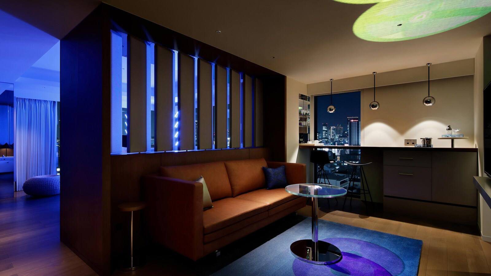 大阪 W 酒店 Urban Suite 的起居空間與藍色燈光