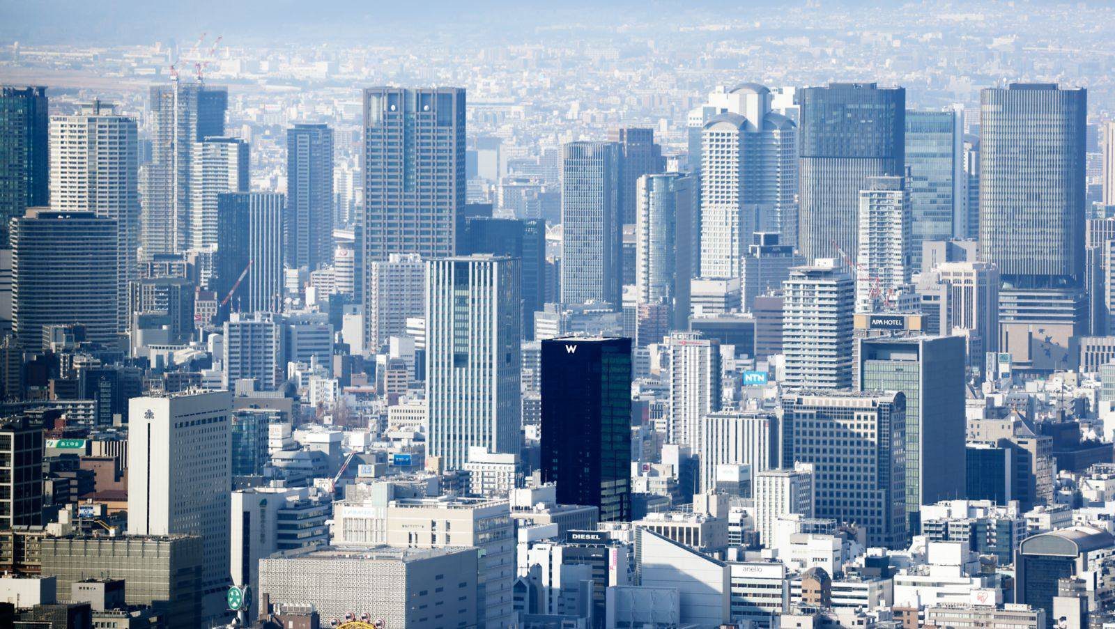 大阪 W 酒店 大阪市區大樓群與其中的 W 黑色塔樓