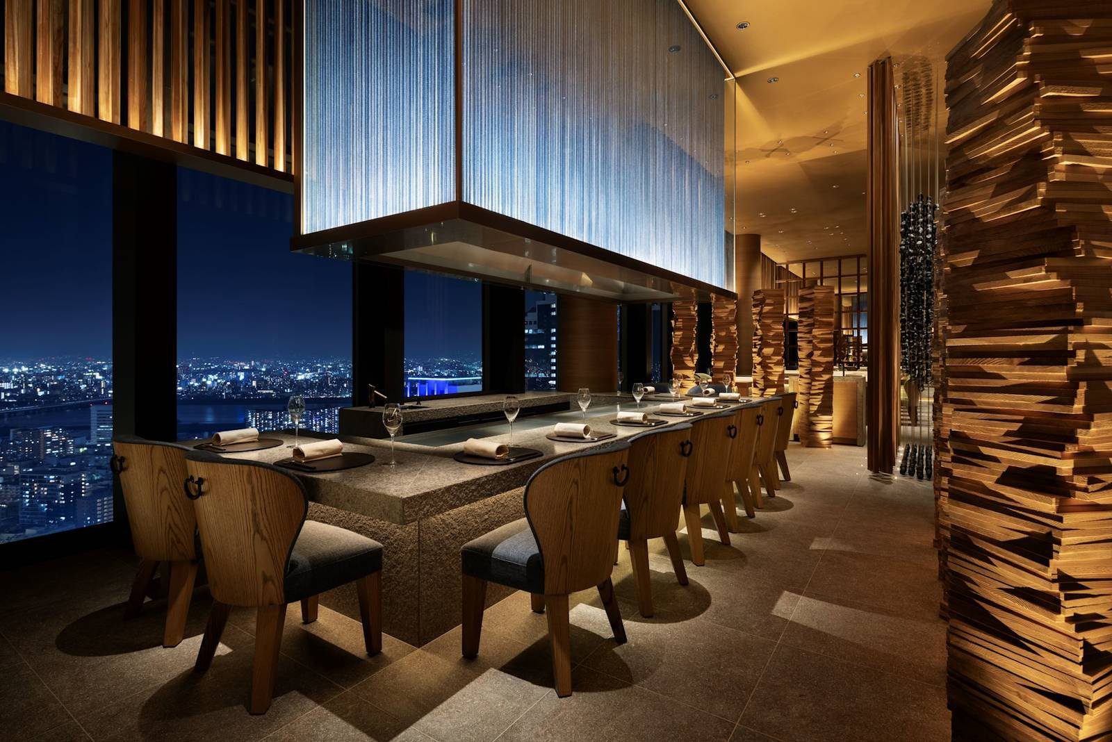 大阪華爾道夫酒店 Tsukimi 鐵板燒吧台與窗外夜景