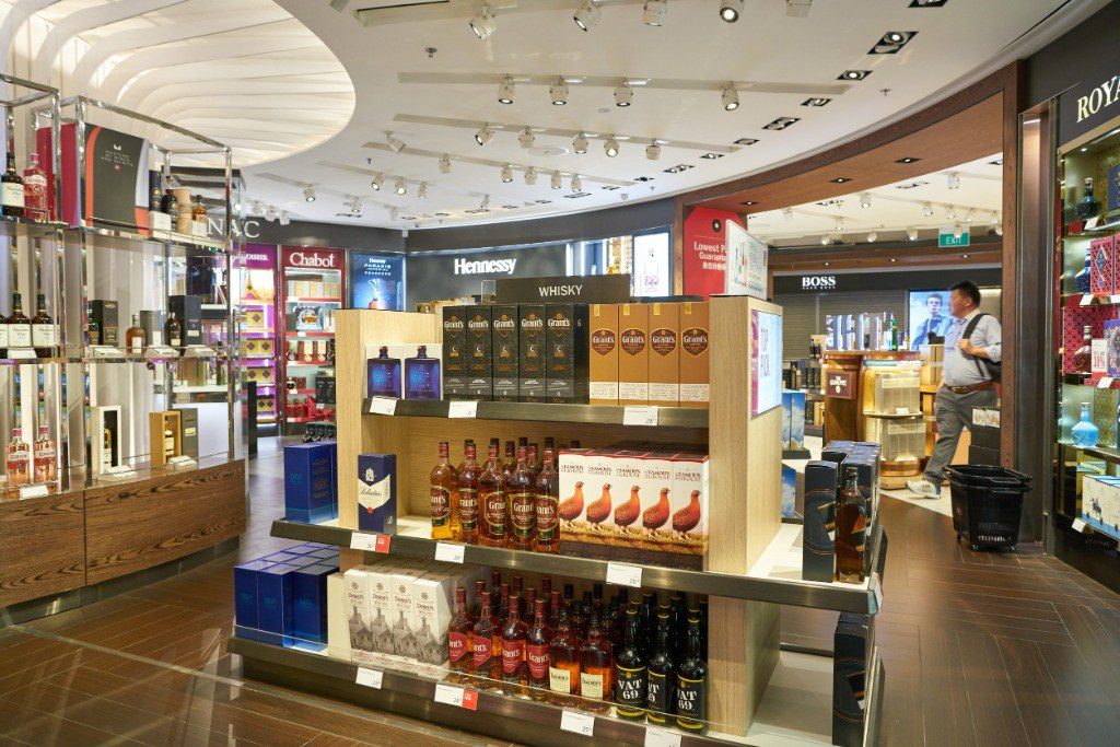 國際機場管制區免稅店威士忌與烈酒展示架陳列實景