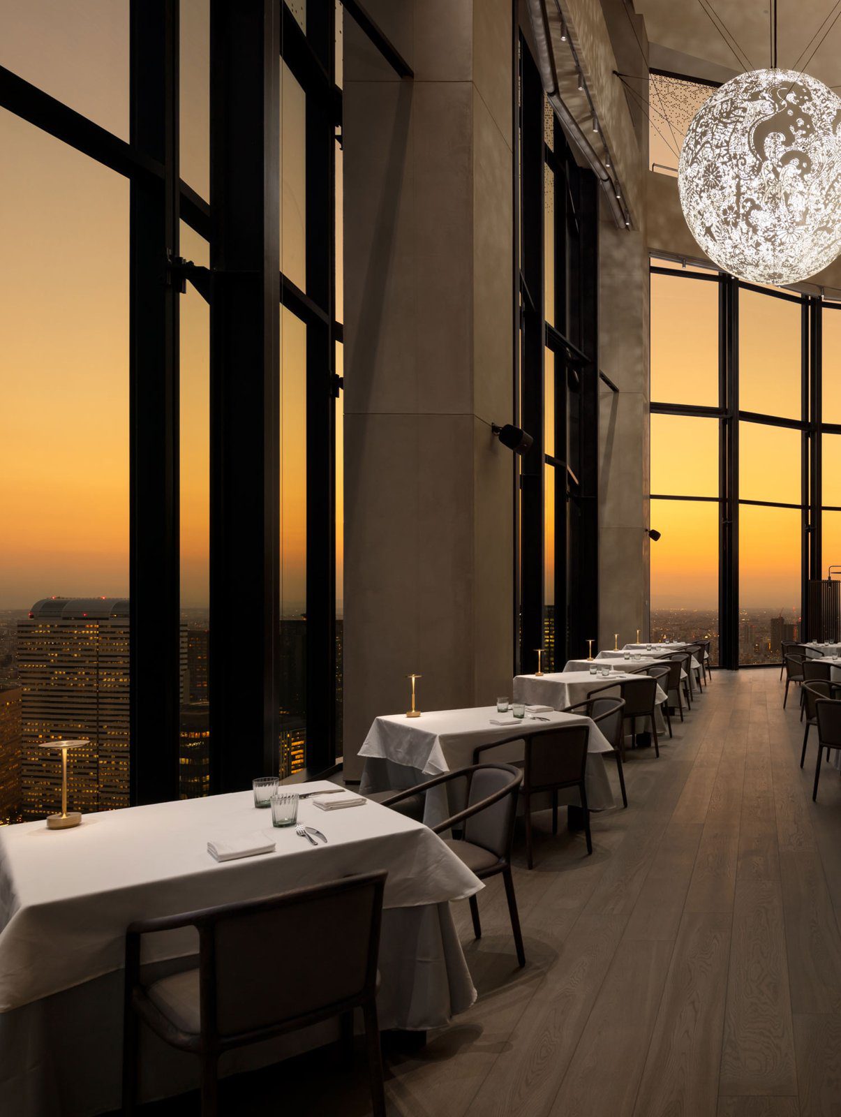 BELLUSTAR TOKYO 黃昏時的 Restaurant Bellustar 挑高用餐區