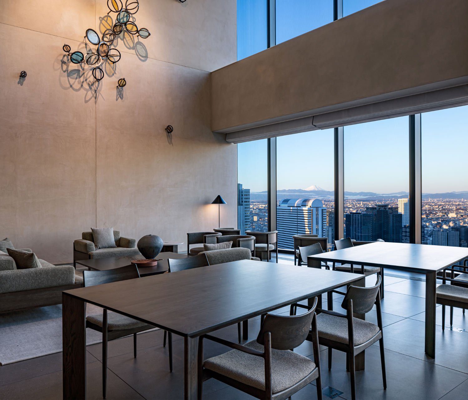 BELLUSTAR TOKYO 46 樓住客 Lounge 的挑高座位區