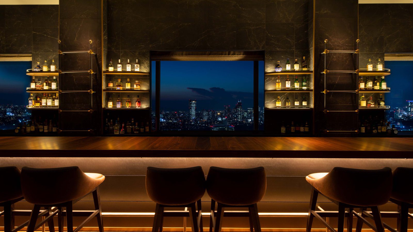 東京澀谷藍塔東急飯店 40 樓 Bellovisto 吧檯與窗外夜景