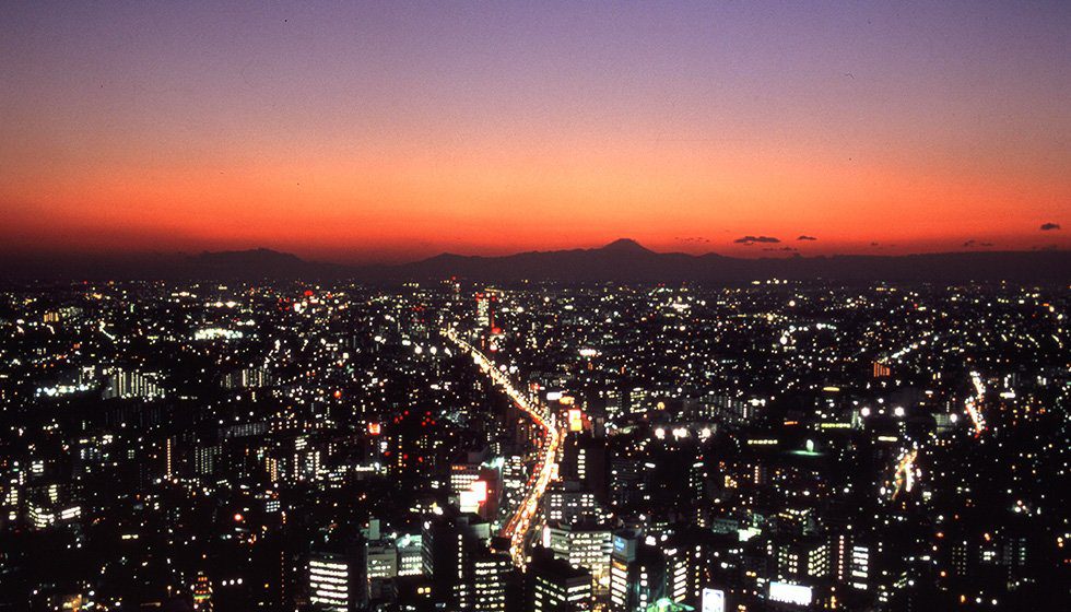 東京澀谷藍塔東急飯店 客房望出去的國道 246 號與富士山夕景