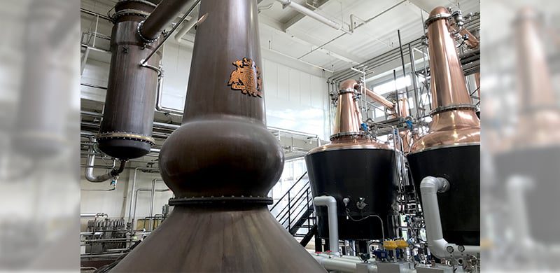 富士御殿場蒸餾所內並列的銅製壺式蒸餾器與大型穀物蒸餾設備