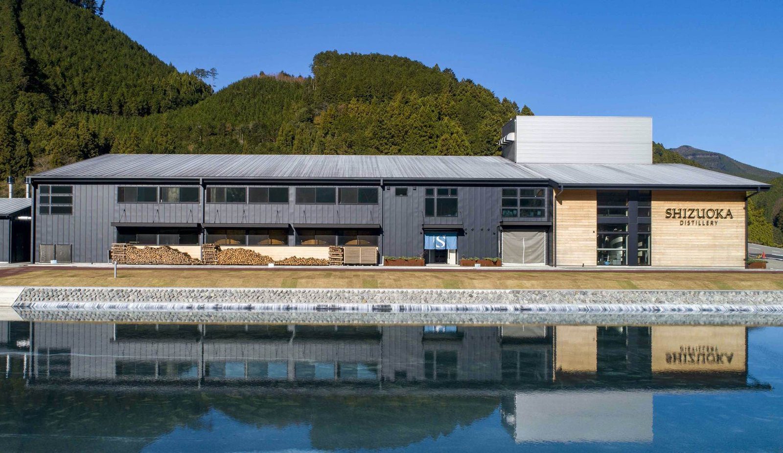 靜岡深山中ガイアフロー靜岡蒸溜所現代木構建築與水池倒影