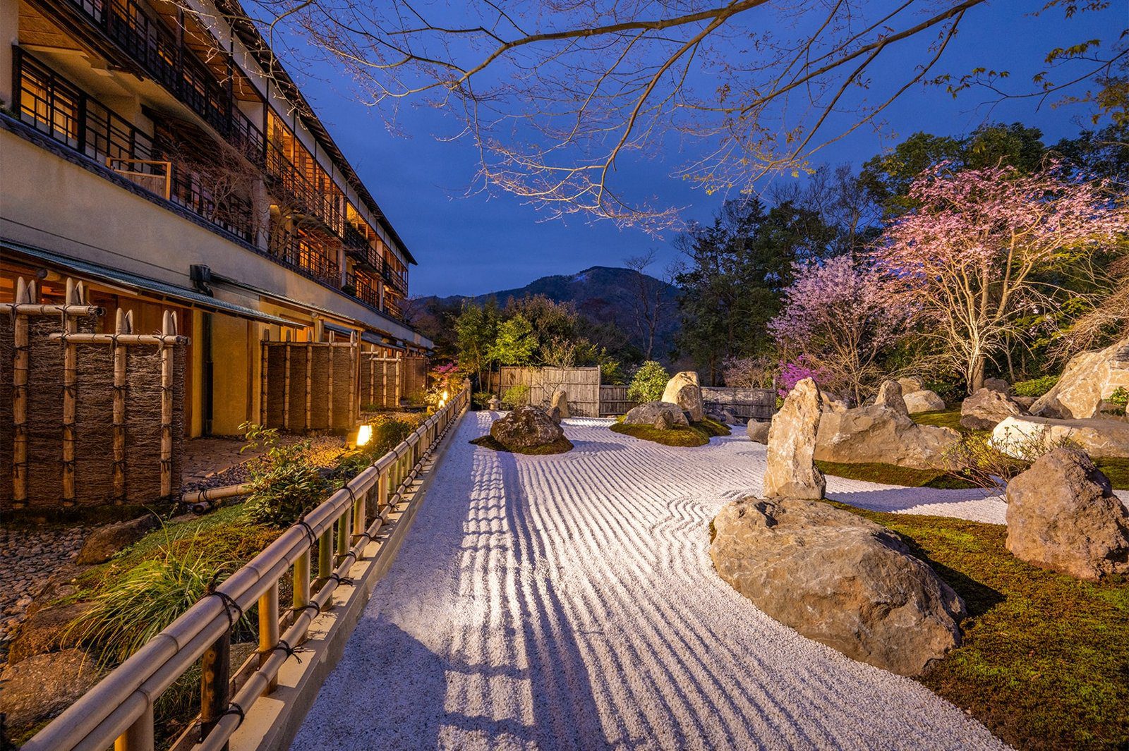 箱根 強羅花壇 暮色中的庭園與館舍