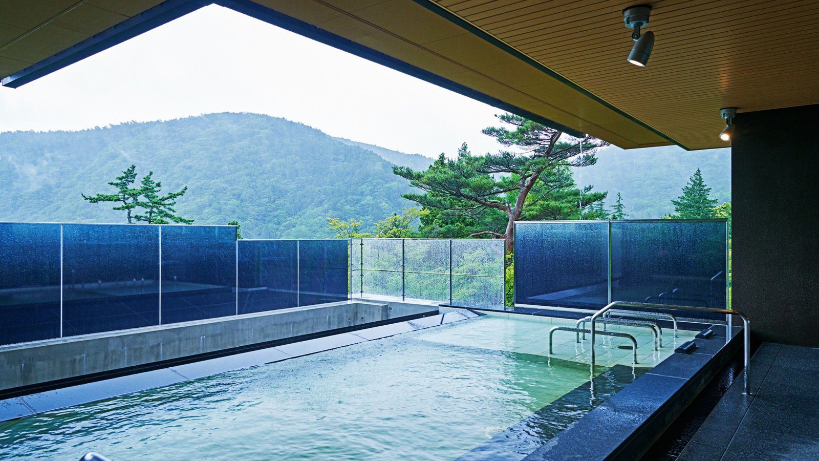 箱根小涌園飯店 頂樓展望露天風呂與箱根外輪山