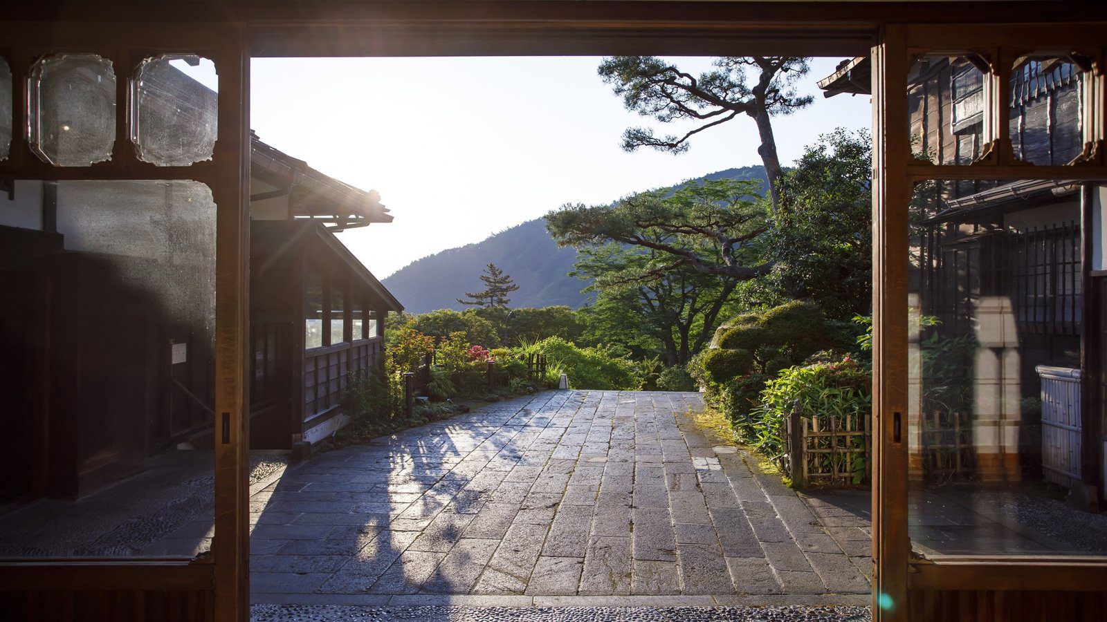 箱根小涌園 三河屋旅館 從玄關望出去的石板前庭