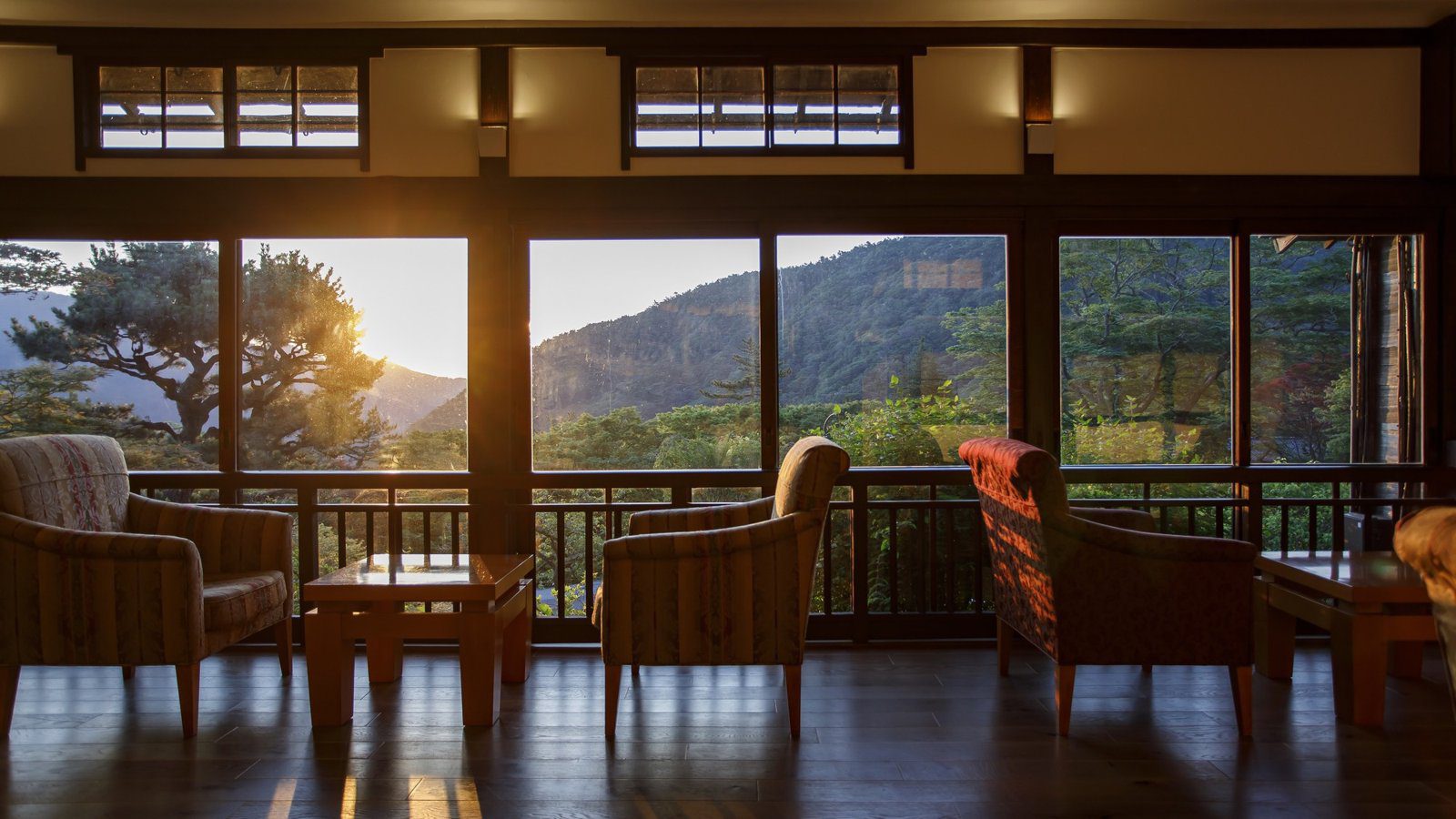 箱根小涌園 三河屋旅館 本館 Bar & Lounge 窗外的箱根群山