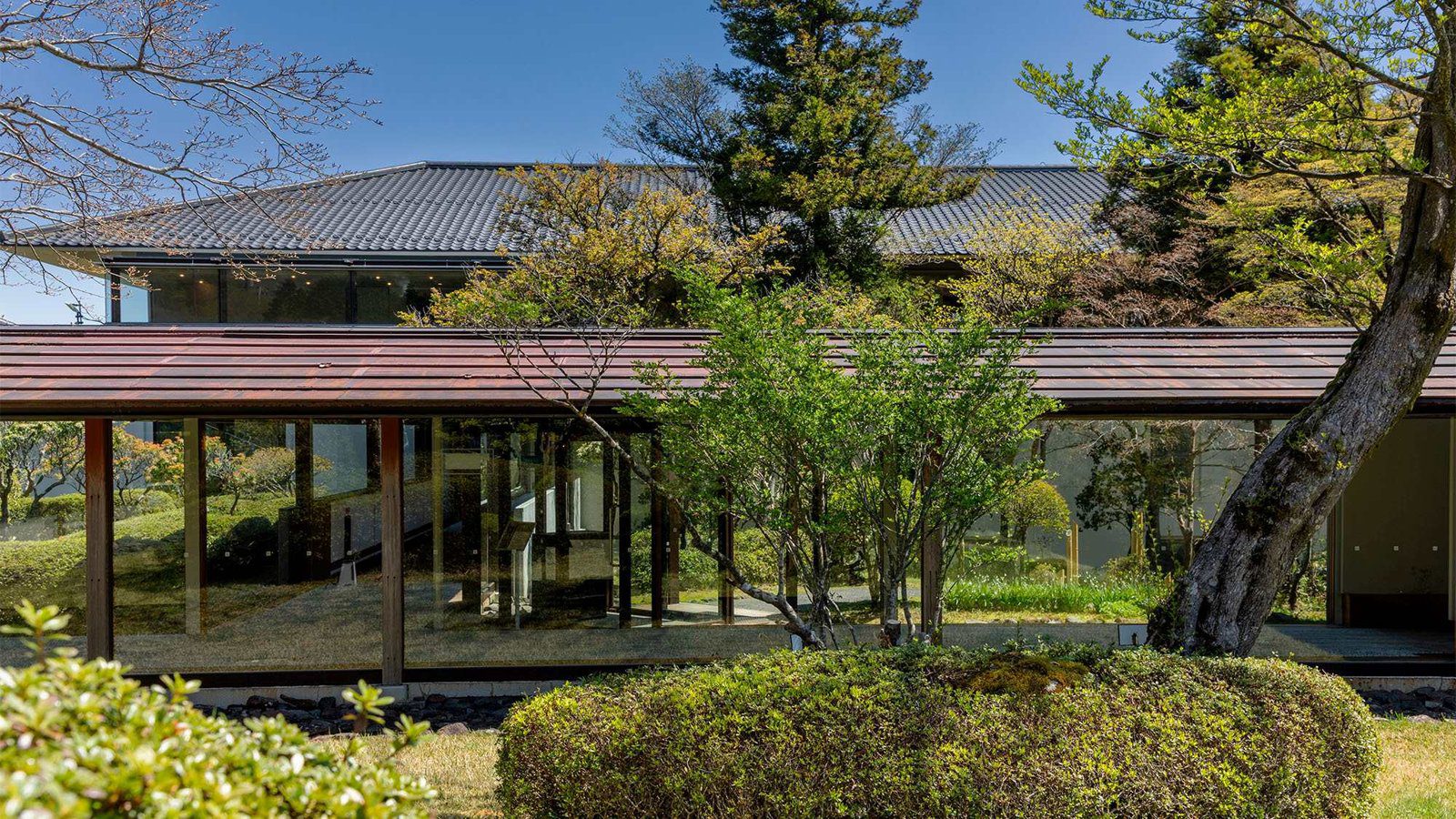 箱根湯之花王子大飯店 中庭旁的玻璃迴廊棟