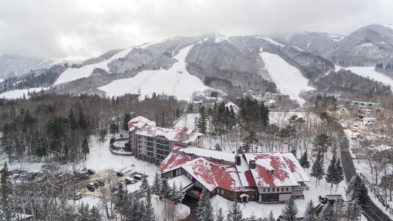 白馬東急飯店 雪季的飯店與後方八方尾根雪場
