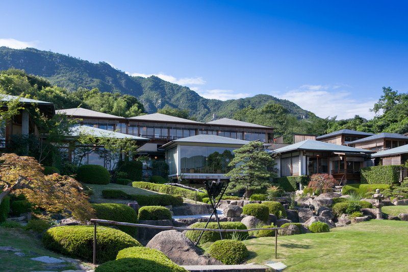 庭園之宿 石亭 廣島宮濱溫泉 庭園與背後的山