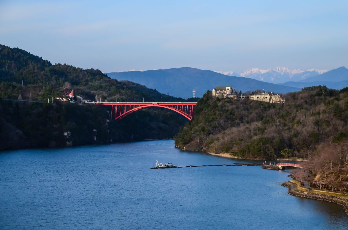 惠那峽湖面與紅色惠那峽大橋