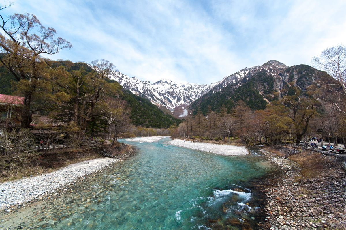 上高地梓川與殘雪穗高連峰春景